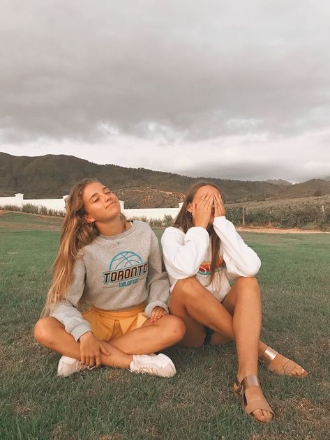 𝒷𝑒𝓈𝓉𝒾𝑒 Best Friend Photography, Best Friend Photoshoot, Bff Photoshoot, Best Friend Photos, Cute Friend Pictures, Bestie Goals, Bff Pictures, Trik Fotografi, Friend Poses