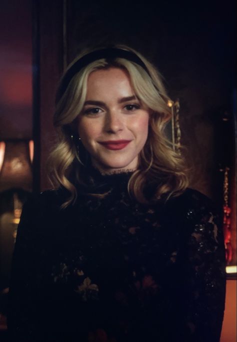 Sabrina Spellman Makeup, Sabrina Witch, Kiernan Shipka, Sabrina Spellman, Halloween Everyday, Dark Outfits, Film Aesthetic, Woman Crush, American Actors