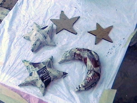 How to make a papier mache model. Paper Mache Moons And Stars - Step 1 Diy Paper Mache Ornaments, Papier Mache Ornaments, Camels Art, Paper Mache Projects, Moons And Stars, Paper Mache Clay, Kite Festival, Paper Mache Art, Paper Mache Sculpture