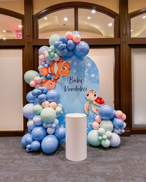 Dive into cuteness! 🐠🎈 Our Nemo-inspired balloon garland brings the magic of the sea to this adorable baby shower backdrop. Backdrop and plinth @thepetiteparty Balloons @myblushpeony #nemobabyshower #balloongarland #partydecor #undertheseaparty #babyonboard #torontoballoons #gtaballoons #gtaballoonsdelivery #kleinburgballoons #mississaugaballoons #northyorkballoons #mississaugamoms #torontomoms #richmondhillmoms #babyshower Toronto balloons, gta balloons, balloon garland, baby shower b... Nemo Baby Shower Ideas, Finding Nemo Baby Shower Ideas, Sea Themed Baby Shower Ideas, Baby Boy Shower Ideas Themes, Boy Birthday Themes, Baby Boy Baby Shower Ideas, Baby Shower Ideas For Boys Themes, Sea Birthday Party Decorations, Nemo Baby Shower