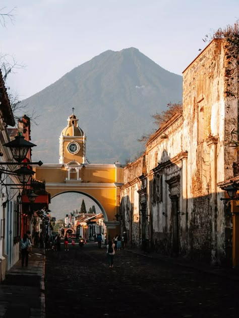 This Antigua Travel Guide supports you to explore the most beautiful city of Guatemala. With the colonial and cobblestone streets, the famous arch and especially amazing bars and restaurants, there is plenty to do! #Antigua #TravelGuide #Guatemala Guatemala Things To Do, Guatemala Pictures Ideas, Travel Around The World Aesthetic, Antigua Guatemala Aesthetic, Guatemala Architecture, Antigua Aesthetic, Travel Baddie, Guatemala Aesthetic, Guatemala Trip