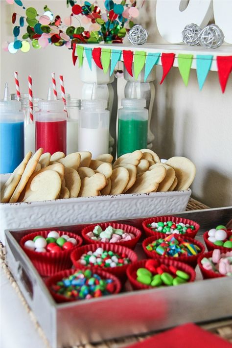 Do you decorate cookies with your kids over the holiday season? It's one of the things that Miss M absolutely loves to do. It is such a great way for us to spend quality time together, from teaching her how to mix and bake the cookies, to decorating them. I'm showing you how to set up a simple cookie decorating station over at the Nestlé site Simply Celebrate. Disclosure: I was compensated by Nestlé for the creation of content on Simply Celebrate. Cookie Station Ideas, Christmas Cookie Birthday Party, Cookie Decorating Bar, Cookie Decorating Event, Christmas Cookie Decorating Party, Holiday Cookie Decorating, Cookie Decorating Station, Holiday Cookies Decorated, Fun Christmas Party Ideas