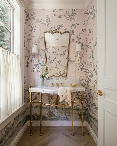 French Beauty Parisian Bathroom French Style, Parisian Powder Room, French Powder Room, French Chic Home, Parisian Bathroom, Baie Vintage, Ornate Mirrors, Mirrors Vintage, French Inspired Home