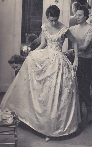 Dior wedding dress, c. 1958. Dior Wedding Gown, Dior Wedding Dresses, Dior Wedding, Christian Dior Gowns, Dior Gown, Glamour Vintage, Wedding Gowns Vintage, A Wedding Dress, Vintage Gowns