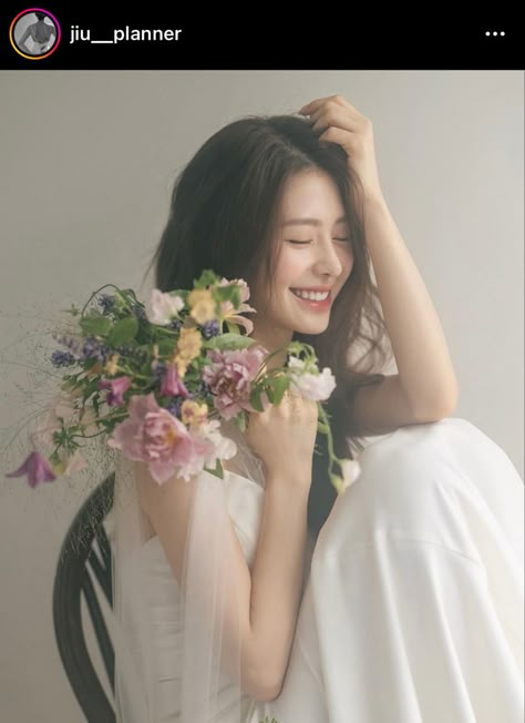 Flower Photoshoot Editorial, Pre Debut Photoshoot, Korean Photoshoot, Debut Photoshoot, Beach Instagram Pictures, Beautiful Photoshoot Ideas, Flower Photoshoot, Studio Photography Poses, Creative Shot