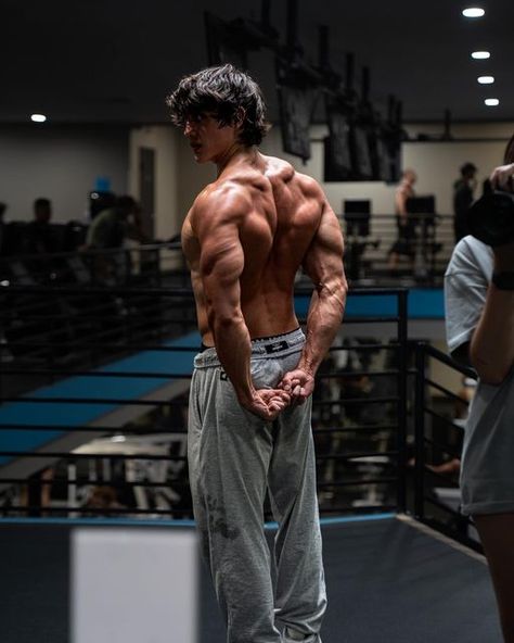 Gym Posing Men, Aesthetic Bodybuilding Poses, Gabe Deutsche Gym, Greek God Poses Gym, Model Aesthetic Men, Back Aesthetic Men, Men’s Physique, Back Poses Aesthetic, Men Fitness Aesthetic