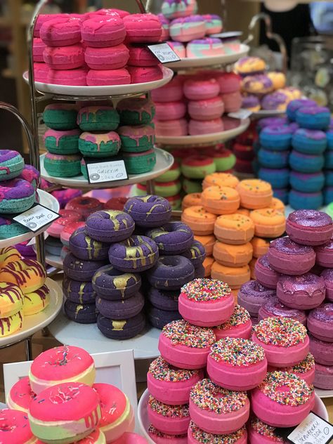 Fancy Donuts, Diy Wax Melts, Pastel Cupcakes, Handmade Soap Recipes, Lush Products, Lush Bath, Bath Bomb Recipes, Bubble Bars, Soap Shop