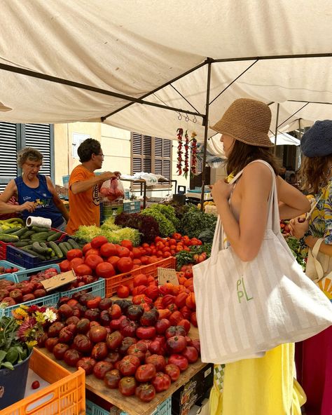 Pils at the market last Saturday 🍒🍓🍆🥬 One of the things that I enjoy the most is doing my groceries at the market. Local food and local proximity products. Fresh and of course always seasonal products I love the crowded markets in a sunny Saturday morning. Young and not so young people. Some doing the weekly groceries, others buying for a lunch or dinner they might have in the coming days, or people just passing by and getting some fresh fruit on the go! This time for me was the last one.... Grocery Market, Weekly Grocery, People Crowd, Emily Henry, Fresh Groceries, Fresh Cherries, Buying Groceries, Funny Story, Fresh Market