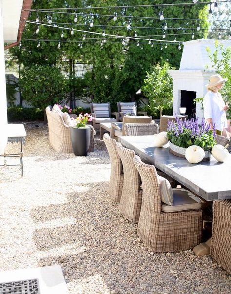 Italian Inspired Backyard Patio, Nancy Meyers Backyard, European Outdoor Patio, European Yard, European Patio Ideas, French Style Patio, European Backyard Ideas, Al Fresco Dining Backyard, Outdoor Dining Area Ideas