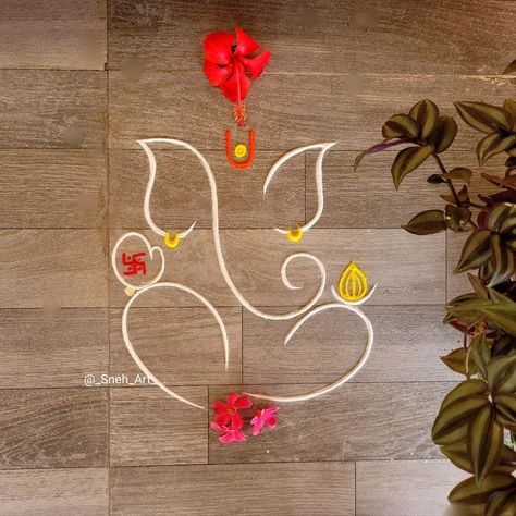 Mandir Rangoli Design Simple, Minimalist Rangoli Design, Rangoli For Ganesh Festival, Minimal Rangoli Designs Diwali, Ganesh Festival Rangoli Designs, Easy Ganesh Rangoli Designs, Ganpati Design Rangoli, Small Ganpati Rangoli, Ganpati Easy Rangoli