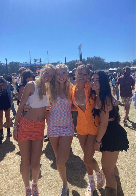 Lovin Life Music Fest, Two Friends Concert Outfit, Row Festival Outfit, Lalapoolza Outfits, Lollapooza Outfits, Lollapalooza Outfit Ideas Chicago, Belsonic Outfit, Gov Ball Outfits Music Festivals, Summer Smash Outfits