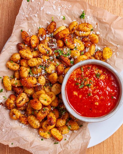 Air Fried Gnocchi, Gnocchi Air Fryer, Vegan Garlic Butter, Air Fryer Gnocchi, Superbowl Snack, Crispy Gnocchi, Vegan Carbonara, Gnocchi Sauce, Vegan Gnocchi