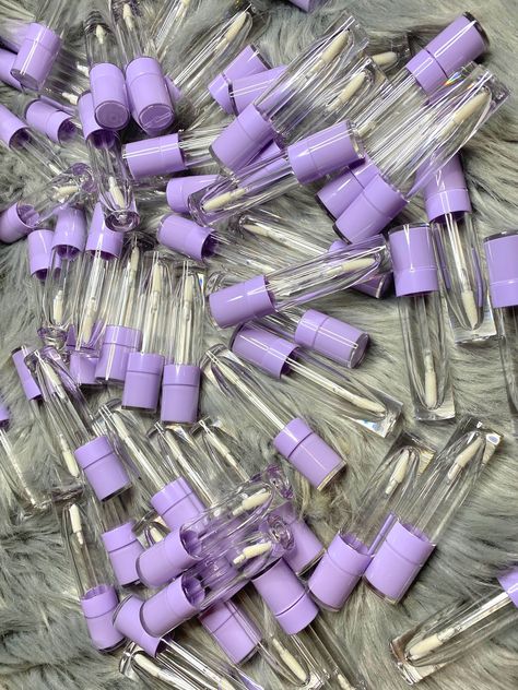 Purple Lip Gloss, Lipgloss Tubes, Lipgloss Business, Bling Makeup, Lip Gloss Homemade, Alat Makeup, Lip Gloss Cosmetics, Business Pictures, Packaging Ideas Business