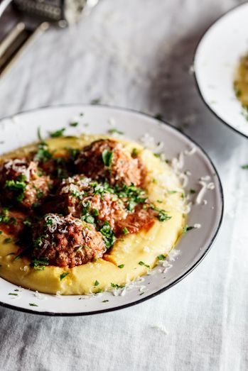 Polenta cremosa com almôndegas com molho de tomate | Meatballs Baked in Tomato Sauce on Polenta #recipe Meatballs Baked, Polenta Recipes, Diy Easy Recipes, Meatball Bake, A Glass Of Wine, Glass Of Wine, Meatball Recipes, Polenta, Meat Dishes