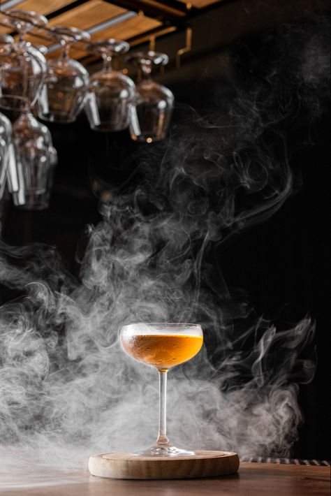 Cocktail On Fire, Foto Cocktail, Foto Drink, Bartenders Photography, Ambience Photography, Smoked Cocktail, Cocktails Photography, Cocktails Aesthetic, Smoked Cocktails