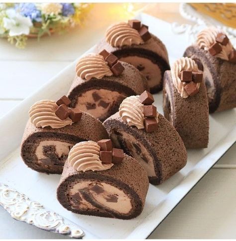 Chocolate Swiss Roll Decoration, Japanese Roll Cake, Chocolate Roll Cake, Swiss Roll Cake, Chocolate Roll, Swiss Roll, Healthy Cake, Dessert Shop, Pastry And Bakery