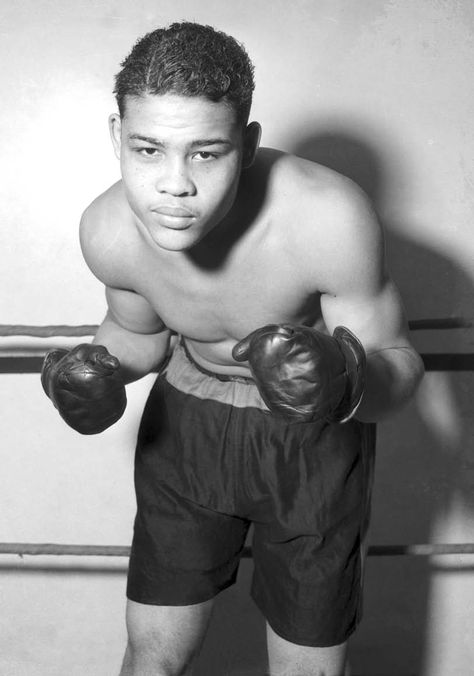 Joseph Louis Barrow (1914- 1981) burst onto the professional boxing scene in 1934 with more style and skill than the boxing world had ever seen. Known to many as the Brown Bomber, Louis emerged victorious from his first 27 fights, all but four of which he won in knockouts. In the early days of his career, he destroyed such great heavyweight fighters as Stanley Poreda, Natie Brown, and Rosco Toles. It was here that Louis delivered to the entire world a premonition of the reign of domination ... Joe Lewis, Boxing Photos, Sugar Ray Robinson, Boxing Legends, Tragic Hero, Vintage Boxing, Gloves Boxing, Sporting Legends, Joe Louis