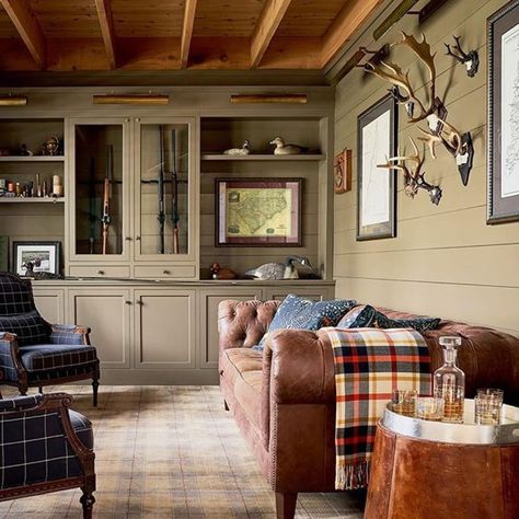 We are totally obsessed with this masculine and moody space! (Repost from @newoldcustomhomes and @dwellbycheryll)⠀ ⠀ #southernhomemag #masculine #moodygrams #plaid #leathercouch #beautifulinteriors #interiordesign Cabin Living Room, Hunting Room, Cabin Interiors, Cabin Living, Farmhouse Interior, Southern Home, Cabin Fever, Mountain Cabin, Deer Head