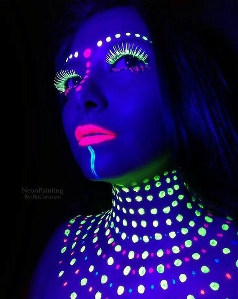 Blacklight Tape Ideas, Uv Body Painting Ideas Easy, Neon Paint On Body Ideas, Uv Makeup Ideas Black Lights, Neon Accessories Outfit, Black Light Outfits, Black Light Face Paint, Space Face Paint, Neon Party Makeup