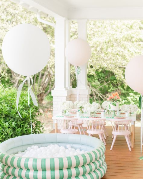 ellie and piper® | Party Boutique | Double tap if you want your summer soirée to look like this! 🌴 Event design: @jordandrakedesign Tableware: @ellieandpiperco Florals:… | Instagram Cabana Birthday Party, Beverly Hills Hotel Theme Party, Palm Beach Party, Cabana Pool Party, Bachelorette Party Beach Theme, Cabana Party, Tropical Cabana, Cabana Decor, Retro Pool Parties