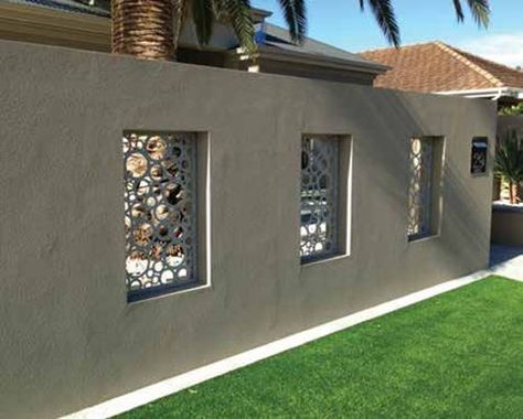 Backyard Fence Decor, Fence Wall Design, Compound Wall Design, Modern Fence Design, House Fence Design, Rustic Backyard, Concrete Fence, Compound Wall, Boundary Walls