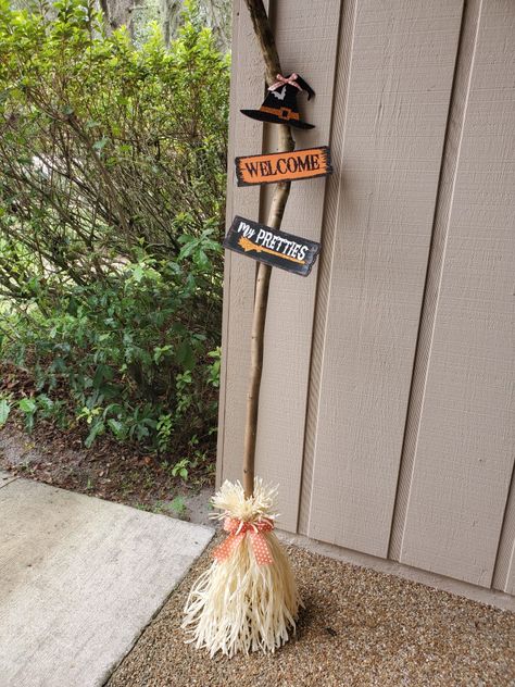 Witches Broomstick, Witch Brooms, Halloween Witch Brooms, Witches Broomsticks, Witches Broom, Hula Skirt, Witch Diy, Crafts Halloween, Halloween Outdoor