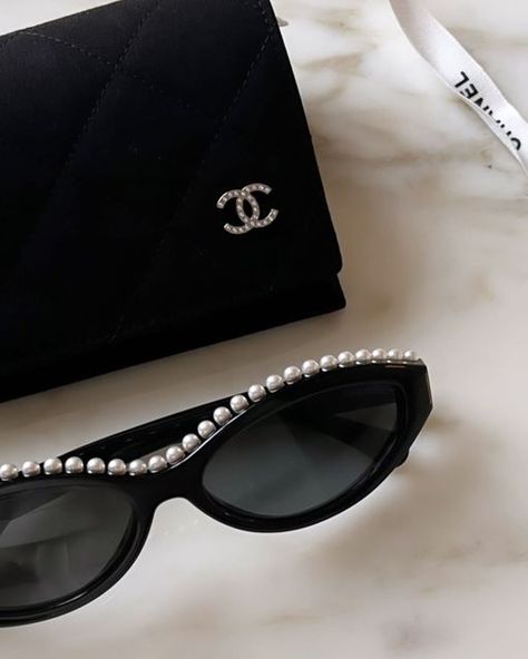 Coco Chanel Aesthetic, Chanel Pearl Sunglasses, Pearls Aesthetic, Aesthetic Chanel, Pretty Sunglasses, Amazing Wedding Makeup, Chanel Eyewear, Chanel Aesthetic, Chanel Glasses