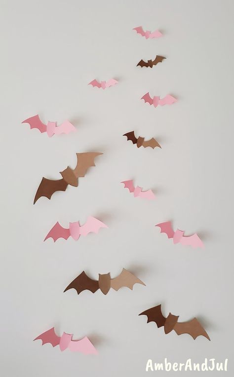 Pink and kraft cardstock bats on a white wall | Chauves-souris roses et kraft sur un mur blanc Pink Halloween Party Decor, Cardstock Decorations, Wall Halloween Decor, Girly Halloween Party, Floral Bedsheets, Halloween Bats Diy, Spring Displays, Girls Night Ideas, Bat Decorations