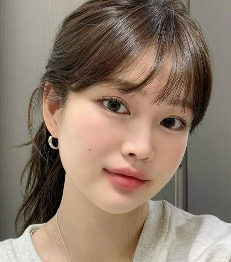 Bangs For Rounded Face, Light Bangs With Short Hair, Bangs Round Face Asian, Korean Round Face Hairstyles, Asian Bangs Long Hair Straight, Chest Length Haircut With Bangs, Korean Makeup For Round Face, Round Face Asian Haircuts, Haircut For Round Face Asian