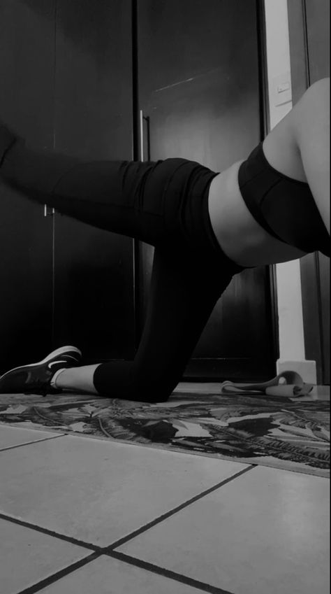 Home workout Pilates <3 Workout Snap, Home Workout Aesthetic, Gym Snap, Gym Content, Black Dress Outfit Party, Phone Apps Iphone, Snap Streaks, Workout Pilates, Gymwear Outfits