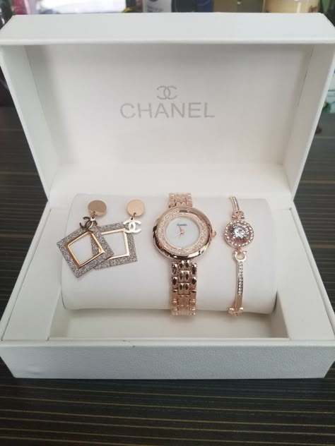 Luxury Gift Box For Women, Luxury Presents Woman, Classy Womens Watches, Trendy Watches Women Fashion, Elegant Watches Women, Cartier Watches Women, Brand Watches Women, Pretty Watches, Womens Designer Watches