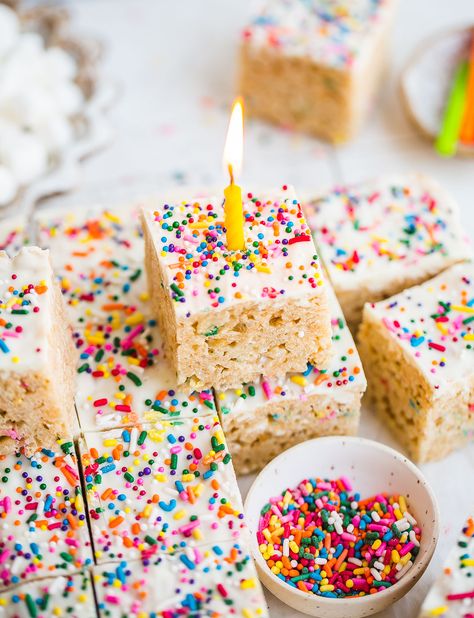 Rice Krispie Treats Birthday, Rice Krispie Treats Cake, Red Birthday Cakes, Make Birthday Cake, Funfetti Cake Mix, Birthday Cake Flavors, Krispie Treats Recipe, Lunchbox Treats, Strawberry Cake Mix