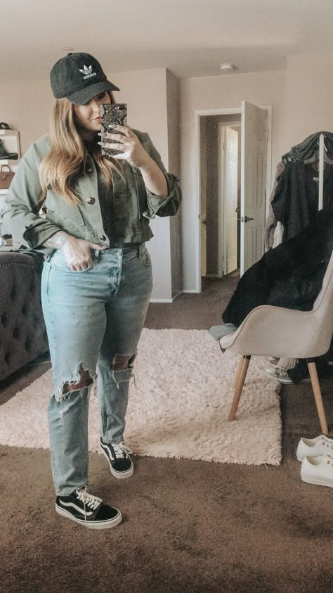 Tomboy look , boyfriend jeans , vans , adidas . Curvy Boyfriend Jeans Outfits, Plus Size Outfits With Vans, Plus Size Vans, Casual Vans Outfit, Hightop Vans Outfit, Levi's 501 Outfit, Plus Size Boyfriend Jeans Outfit, Vans High Tops Outfit, Van High Tops Outfit