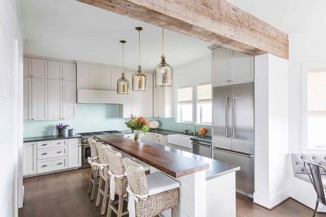 Shiplap Kitchen, Beach Style Kitchen, Light Grey Kitchens, Light Gray Cabinets, Shabby Chic Beach, Black Kitchen Island, Grey Countertops, White Shiplap, White Marble Countertops