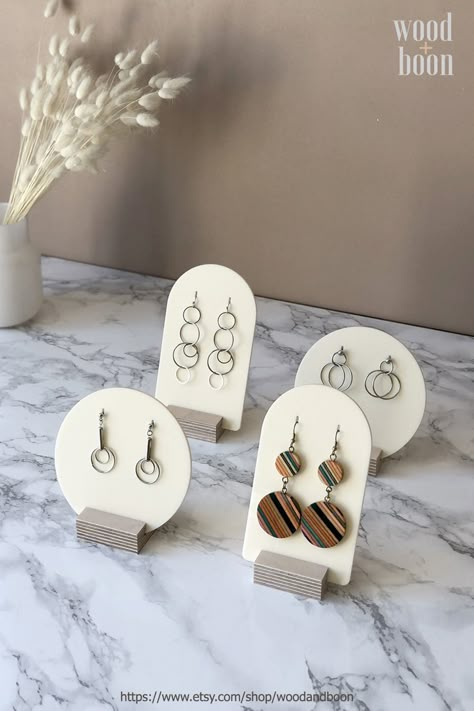 Creative Ways To Display Jewelry, Stand For Accessories, Diy Product Display Ideas, Photo Earrings, Earring Display Stand, Creative Earring Display, Earrings Making Ideas, Earrings Display Ideas, Earring Display Ideas