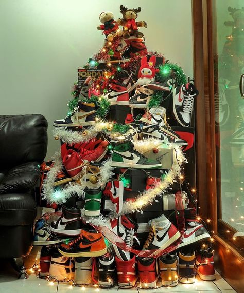 Nike Air Jordan 1 High, Air Nike, Shoes Wallpaper, Christmas House Lights, Christmas Shoes, Holiday Promotions, Basketball Wallpaper, Iphone Wallpaper Pattern, Christmas Ad