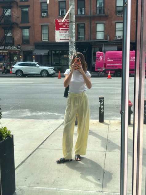 girl taking a selfie in nyc street wearing casual chic summer to fall transition outfit of linen yellow pants and classic white tee Yellow Silk Pants Outfit, Yellow Linen Pants Outfit, Light Yellow Pants Outfit, Light Yellow Outfit, Silk Pants Outfit, White Flowy Pants, Yellow Linen Pants, Yellow Pants Outfit, Soft Outfits