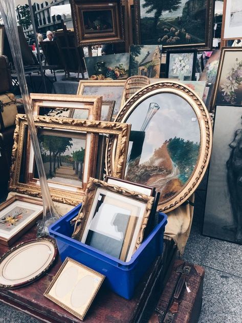 1800s Streets, Brussels Aesthetic, Flea Market Aesthetic, Tips For Your First Time, French Flea Market, Paris Markets, Market Booth, Vintage Flea Market, Vintage Stores