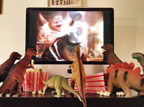 Every November, these creative parents convince their kids their toy dinosaurs have come to life! Toy Dinosaurs, Dinosaur Movie, Plastic Dinosaurs, Dinosaur Photo, Forums Design, The Lost World, Dinosaur Funny, Dino Party, Dinosaur Theme