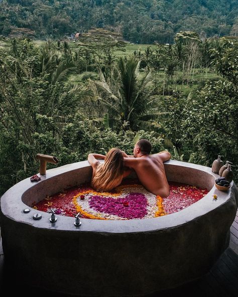 BALI TRIP Explore Bali Beyond on Instagram: “Morning glory is relaxing your body into this bathtub with the one you love. What a great idea to start your day isn’t it?🌤💦😍 Photo by…” Couples Bathtub, Romantic Bath, Hotel Bali, Outdoor Bathtub, Bali Guide, Voyage Bali, Bali Honeymoon, Romantic Things To Do, Romantic Hotel