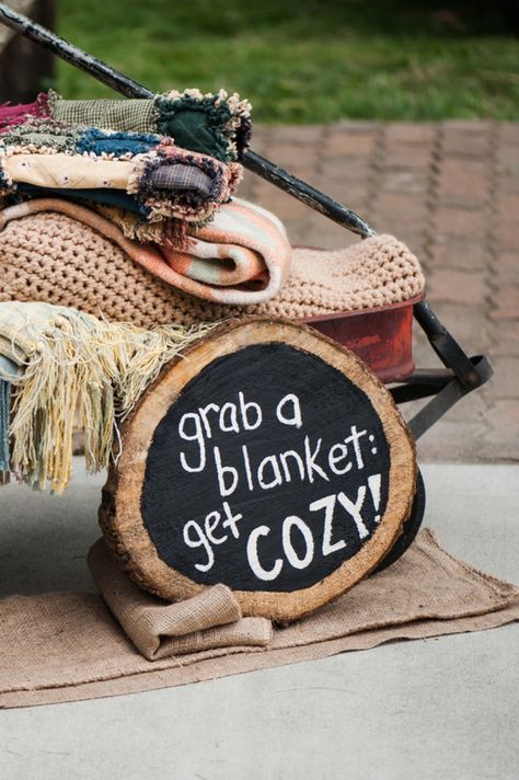 If you are having an outdoor wedding... "Grab a blanket and get cozy!" Schnee Party, Rustic Mountain Wedding, Winter Fire, Bonfire Party, Wedding Backyard, Hippie Party, Outdoor Fall Wedding, Hippie Wedding, Wedding Winter