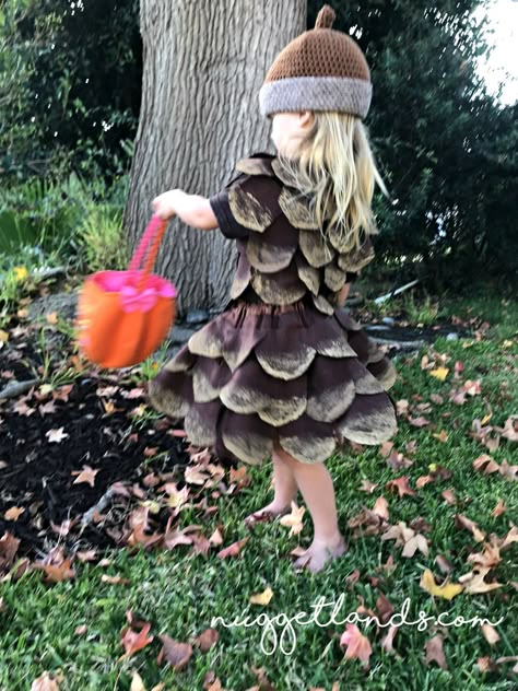 DIY Pine Cone Costume. Complete tutorial to make this unique Halloween costume. Perfect for a toddler, preschooler or teen, this custom craft project is easy and affordable. #DIY #Craft #Halloween #Costume #uniquecostume #pinecone Cone Halloween Costume, Cone Costume, Halloween Bricolage, Kid Costume, Infant Halloween, Halloween Costumes To Make, Costume Carnaval, Great Halloween Costumes, Halloween Tutorial