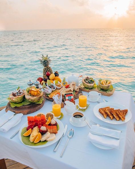 SUNRISE BREAKFAST 🥞 in the heaven. Here is our morning routine when we are traveling: - Wake up 6 AM to see the sunrise - meditation 10 minutes - Breakfast - 30 minutes workout - reply to emails and start shooting Sunrise Breakfast, Breakfast Around The World, Picnic Inspiration, Think Food, Aesthetic Food, Maldives, Good Eats, Food Lover, The Ocean