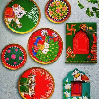 Plate Painting, Indian Traditional Paintings, Set Of Plates, Pichwai Painting, Indian Arts, Wooden Trays, Kerala Mural Painting, Kalamkari Painting, Art Items