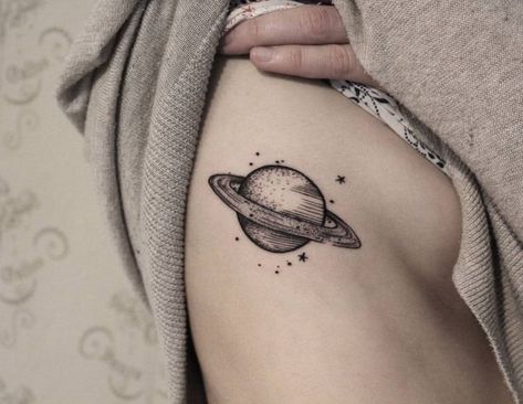 Saturn Tattoo, Planet Tattoos, Inspiration Tattoos, Space Tattoo, Aesthetic Tattoo, Tattoo Life, Skin Art, Piercing Tattoo, Mini Tattoos