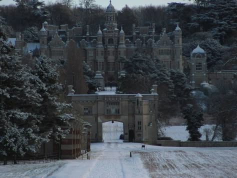 Harlaxton Manor, Victorian Castle, Old Castle, Castle Mansion, Castle Aesthetic, Castle House, Dark Academia Aesthetic, Academia Aesthetic, Haunted Mansion