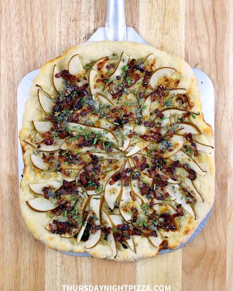 Bacon and Pear Pizza with Blue Cheese and Honey Pear And Bacon Pizza, Pear And Blue Cheese Pizza, Fall Flatbread Pizza, Pear Pizza Recipes, Fall Pizza Ideas, Fall Flatbread, Pizza Types, Fall Pizza Recipes, French Breads