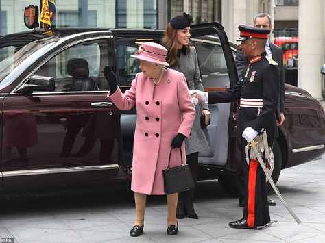 The Queen brought a splash of colour to proceedings in her pink coat and waved to royal we... Duchesse Kate, Prins William, Rainha Elizabeth Ii, King's College London, Queen Kate, Principe William, Catherine Walker, Reine Elizabeth, King's College