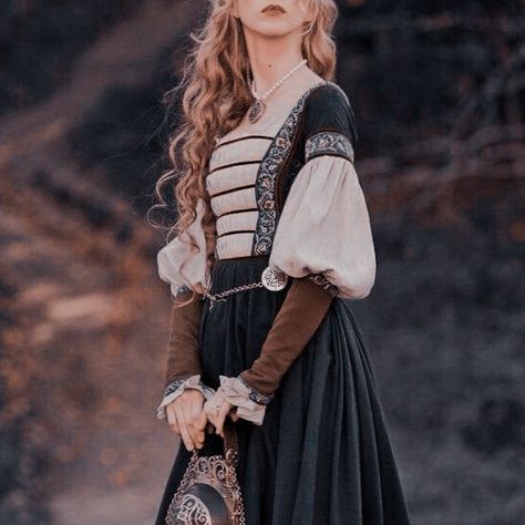 Middle Ages Clothing Woman, Medieval Barmaid Aesthetic, Medieval Fashion Aesthetic, Medieval Clothing Aesthetic, Germany Aesthetic Outfits, Medieval Inspired Outfits, Midevil Outfits, Piratecore Aesthetic, 1600s Dress