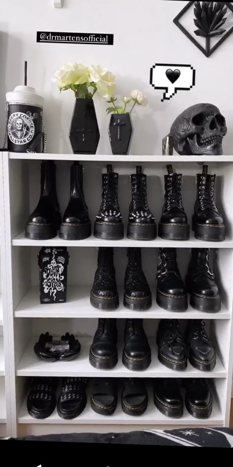 Spare Bedroom Into Walk In Closet, Gothic Closet, Emo Room, Gothic Manor, Goth Houses, Gothic Bedroom, Dark Home Decor, Goth Home, Goth Home Decor